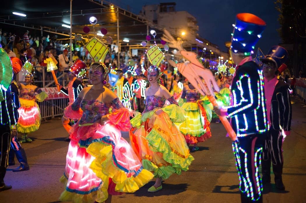 Mañana en el desfile de la luz coronación de la Reina del Carnaval de Cali Viejo 2019