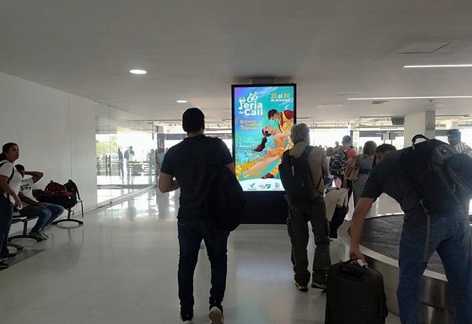 Publicidad digital de Feria de Cali en el aeropuerto Alfonso Bonilla Aragón, llama la atención de turistas y viajeros