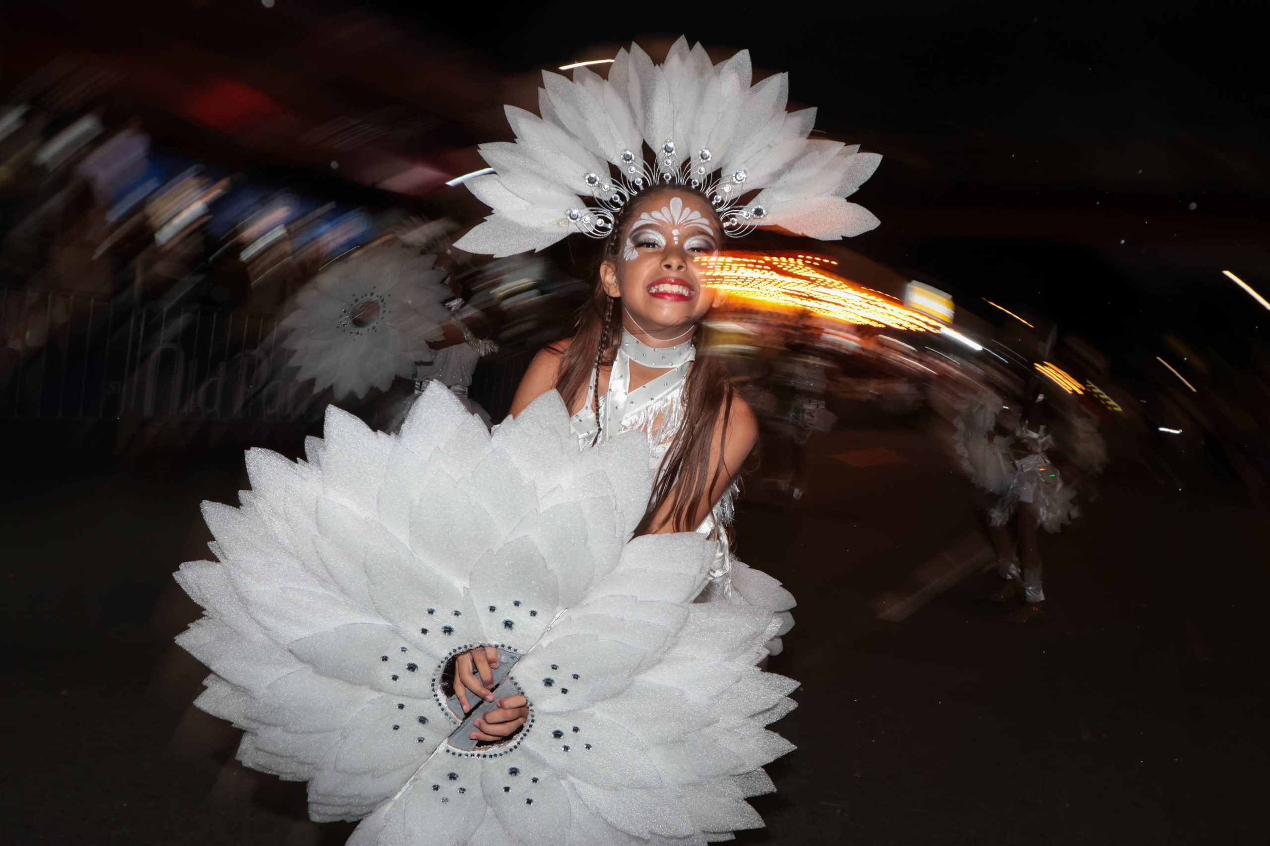 Con carrozas coloridas, danza y presentaciones musicales se vivió el Desfile de Fiesta de mi Pueblo