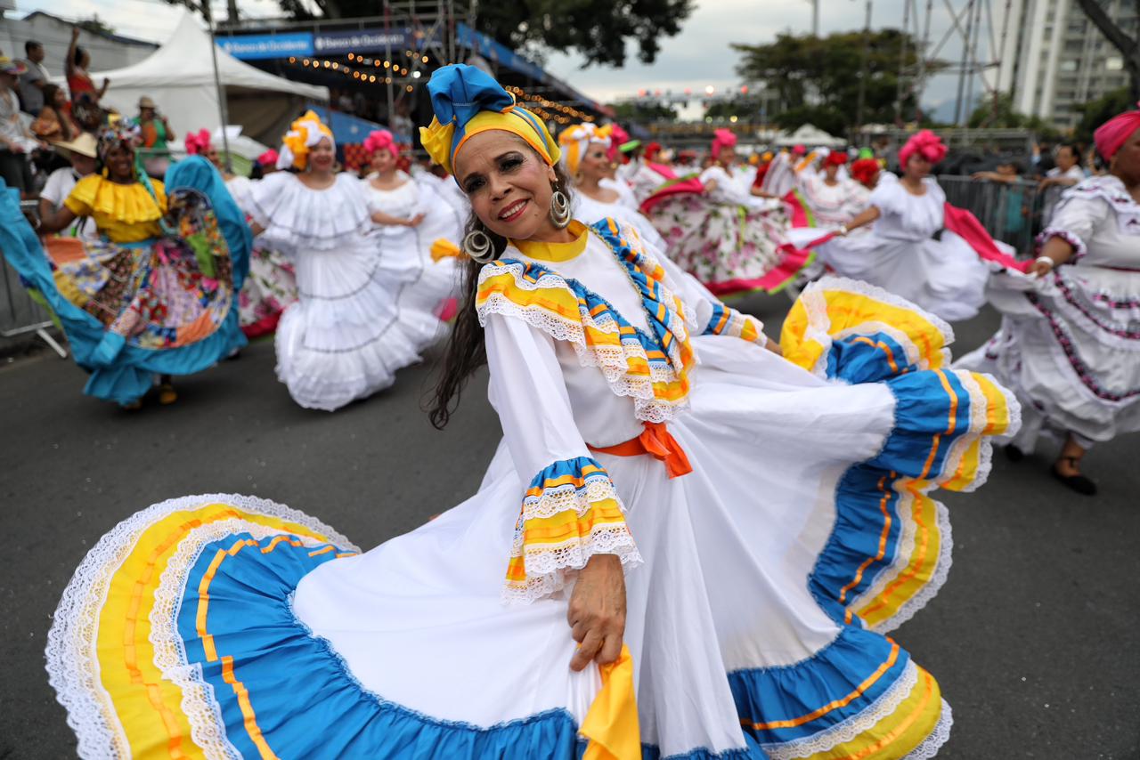 Con carrozas coloridas, danza y presentaciones musicales se vivió el Desfile de Fiesta de mi Pueblo